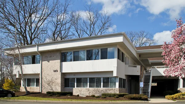 Bright operatory with window daylight balanced to the task lights