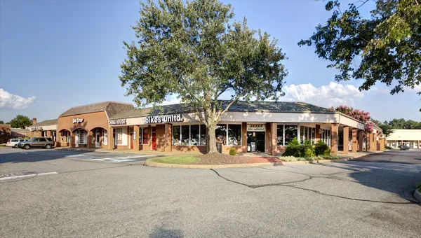 Plaza walkway between retail tenants